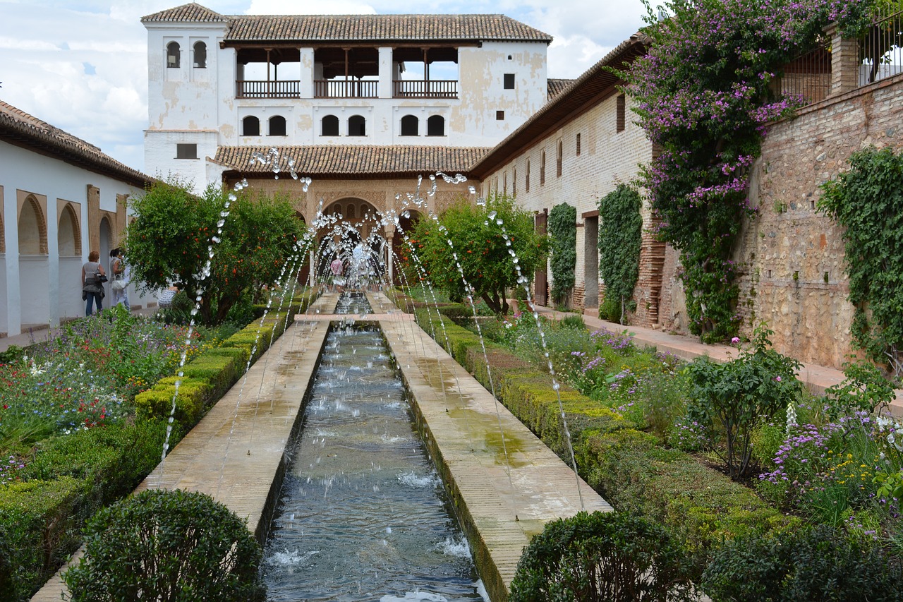 Oude islamitische kasteel met prachtige tuin, Alhambra Andalusië