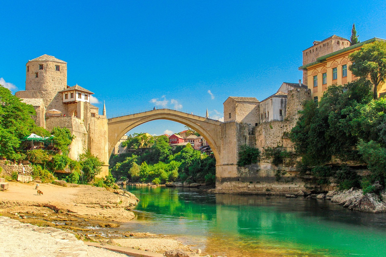 Indrukwekkende hoge brug met een adembenemend uitzicht inSarajevo.