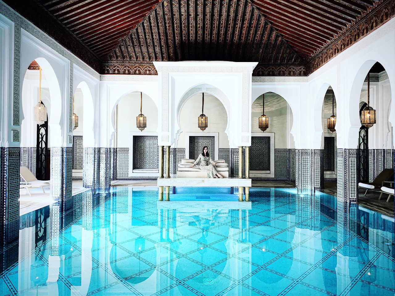 Een adembenemend binnenzwembad met prachtige architectuur in Marrakech