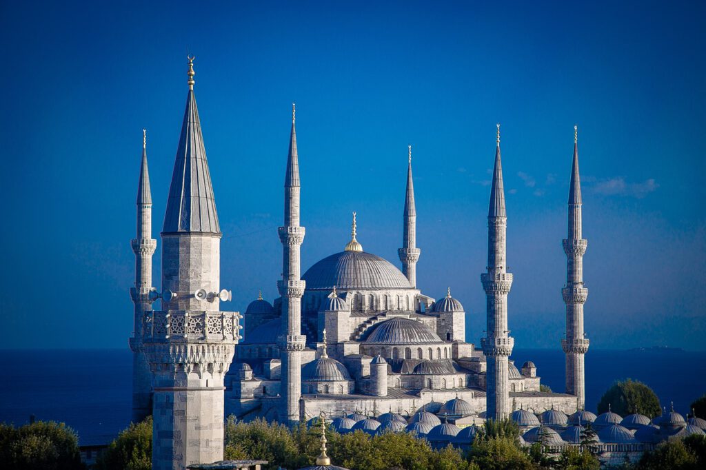 Een adembenemend moskee in Istanbul, met sierlijke koepels en minaretten