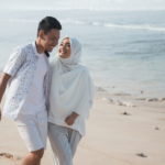 Moslimpaar wandelend langs het strand