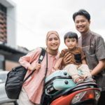 Moslimfamilie klaar voor een halalvakantie met koffers en een scooter.