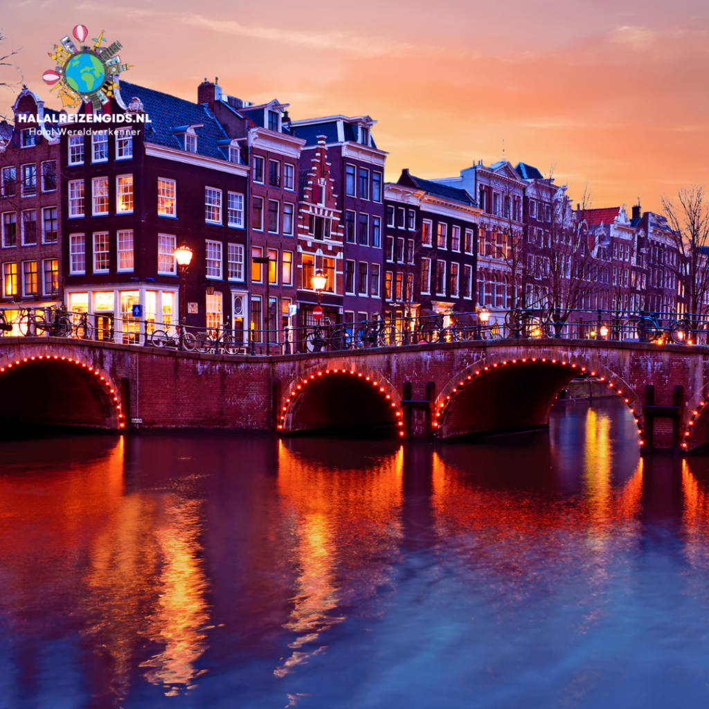 Verlichte grachten en historische huizen in Amsterdam tijdens zonsondergang, ideaal voor halal reizen.