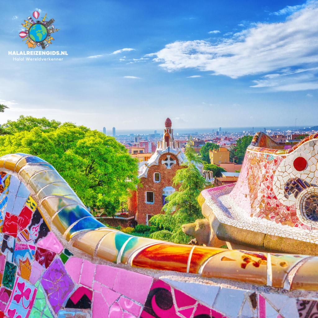 Park Güell in Barcelona met kleurrijke mozaïeken, een culturele bestemming voor halal reizen.