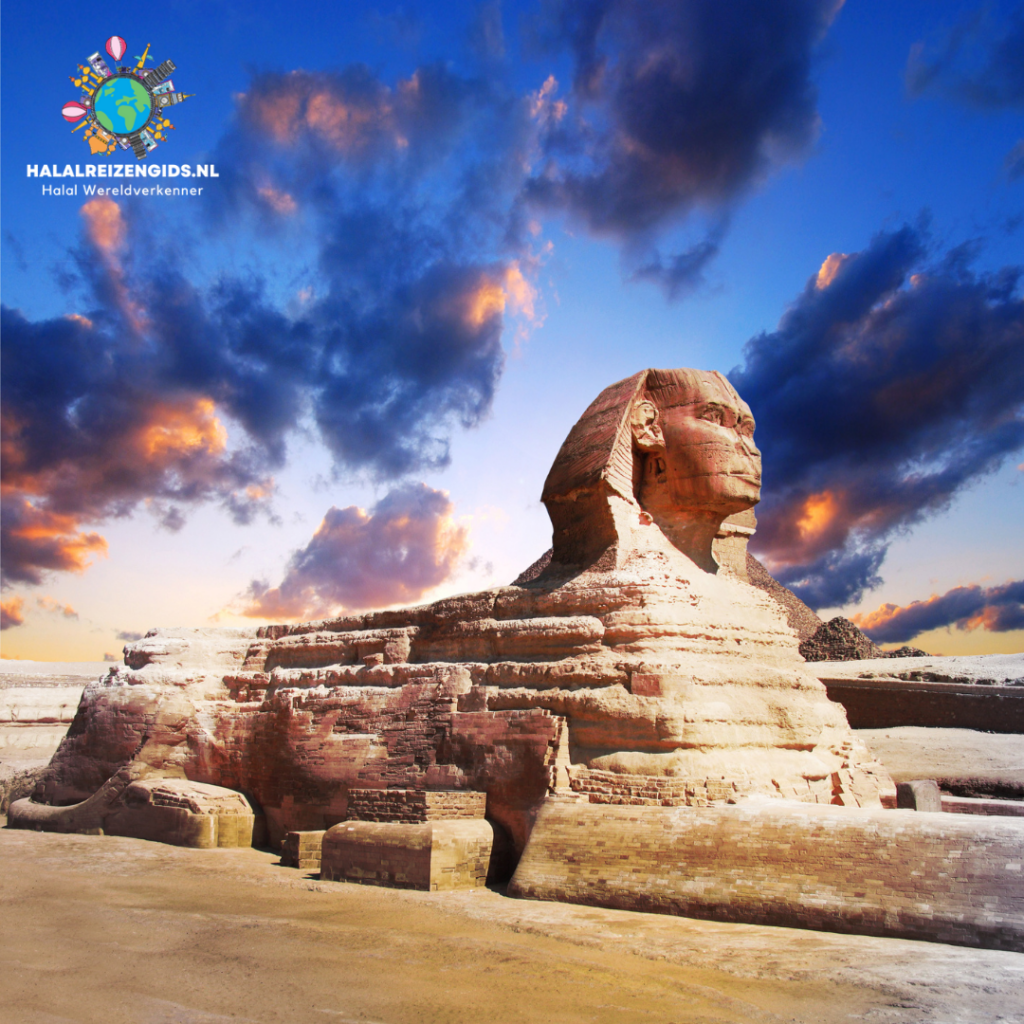 De Sfinx van Gizeh bij zonsondergang, een historische halal culturele bestemming in Egypte.