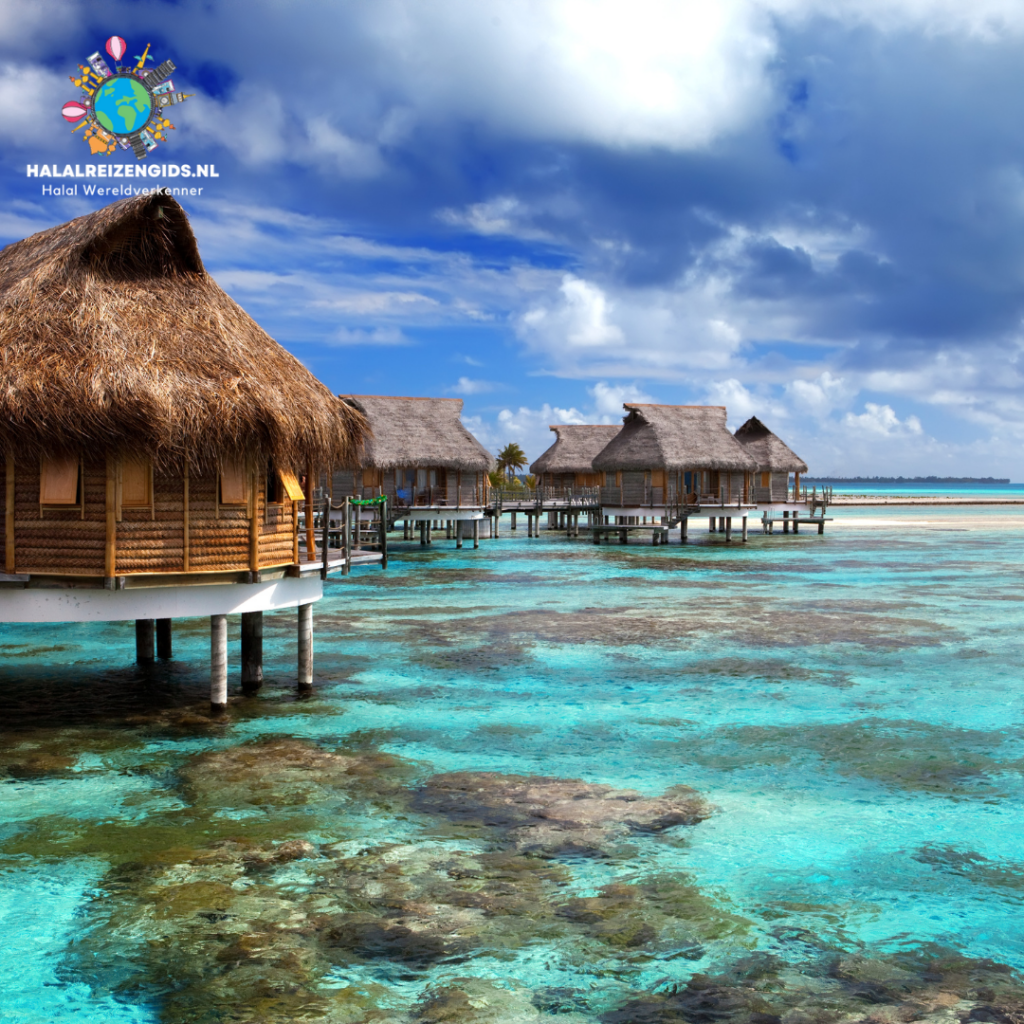 Malediven waterbungalows bij helderblauw water, ideaal voor een ontspannende halal vakantie.