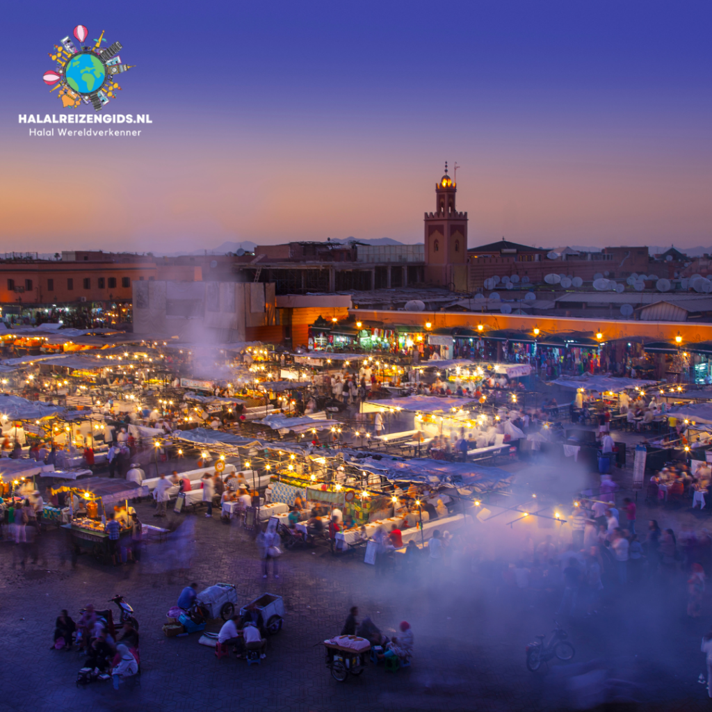 Djemaa el Fna plein in Marrakech bij zonsondergang, een levendige halal culturele bestemming in Marokko.