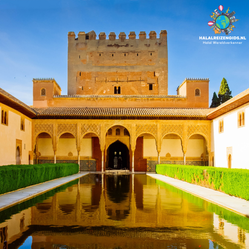 Het Alhambra-paleis in Granada, Spanje - een monumentaal islamitisch erfgoed en belangrijke halal culturele bestemming.
