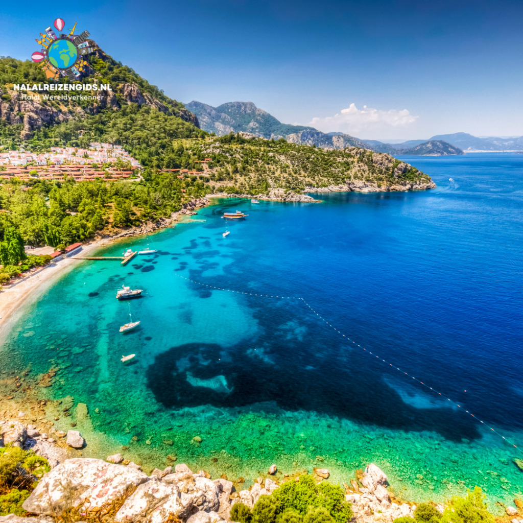 Helderblauw water en stranden in Marmaris, Turkije, een ideale plek voor een halal vakantie.