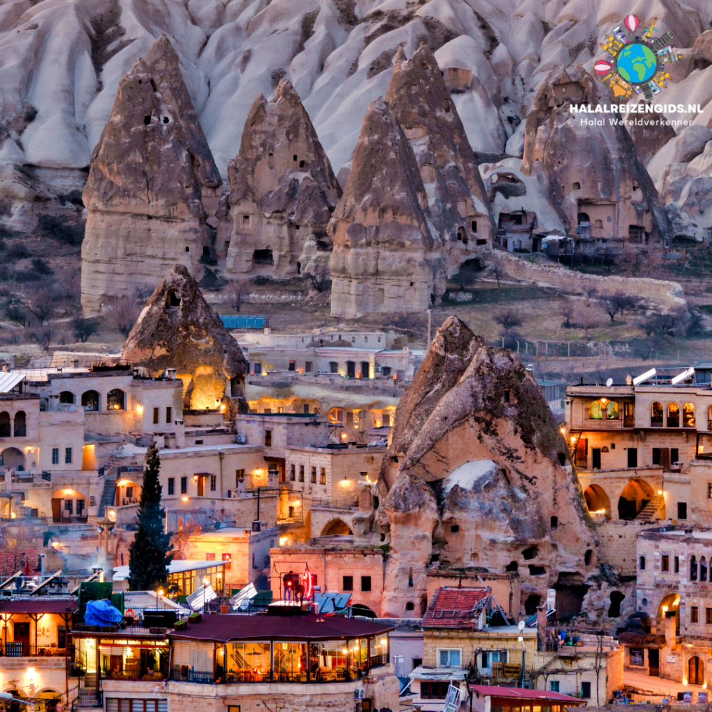 Unieke rotsformaties en grotwoningen in Cappadocië, Turkije - een belangrijke halal culturele bestemming.