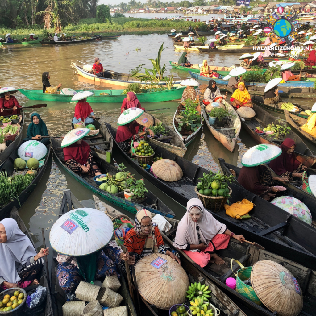 Drijvende markt in Indonesië met lokale vrouwen in traditionele kleding - halal culturele ervaring.