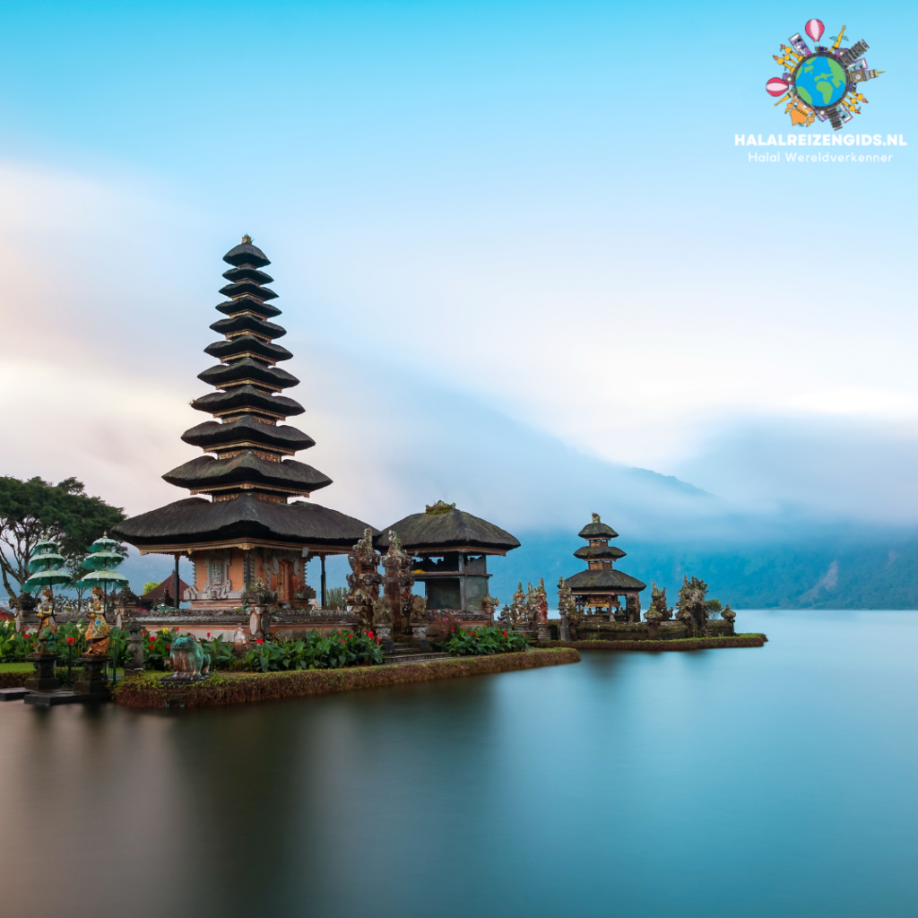 Ulun Danu-tempel bij het meer in Bali, Indonesië - halal bestemming voor culturele tours.