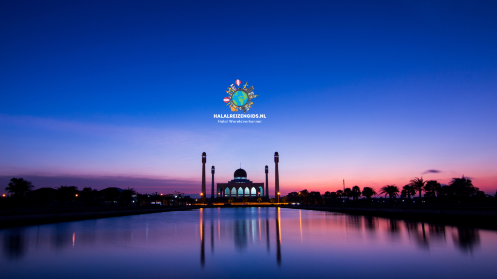 Panoramisch uitzicht op een moskee bij zonsondergang, weerspiegeling in het water, symbool van halal reizen.