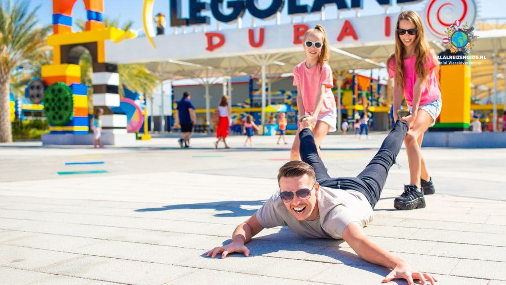 Familie geniet van een dagje uit bij Legoland Dubai – halal-vriendelijke activiteiten voor kinderen.