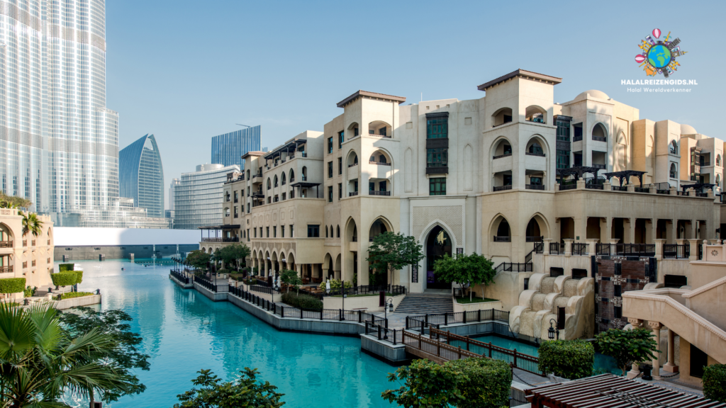 Traditionele architectuur in Dubai met uitzicht op moderne wolkenkrabbers.
