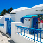 Witte huizen met blauwe accenten in Sidi Bou Said, een populaire halal bestemming.