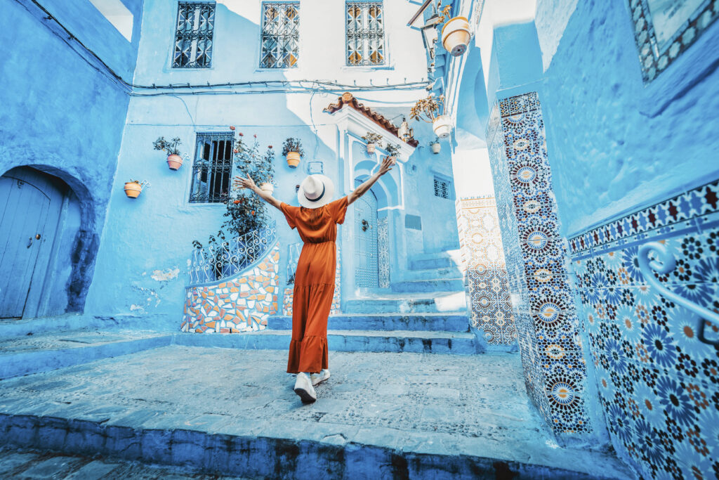 Moslimreiziger in Chefchaouen, een kleurrijke halal bestemming in Marokko.