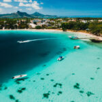 Luchtfoto van de oostkust van een tropisch eiland, perfect voor een halalvriendelijke vakantie