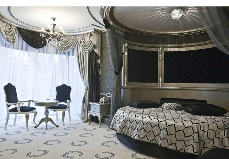 Sfeervolle en klassieke kamer in Hagia Sofia Mansions met luxueuze details en prachtig interieur.