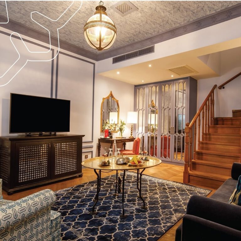 Een elegant ingerichte suite in Ottoman's Life Boutique Hotel met een royale sfeer.