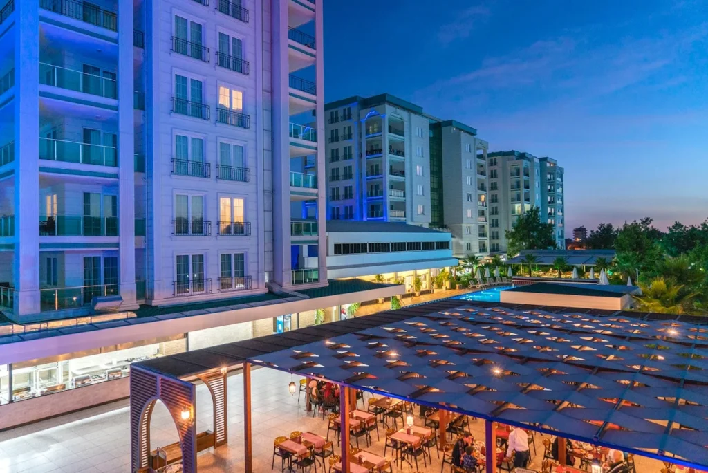 Avondzicht op halalvriendelijk resort met buitenterras en vrouwenvoorzieningen in Turkije