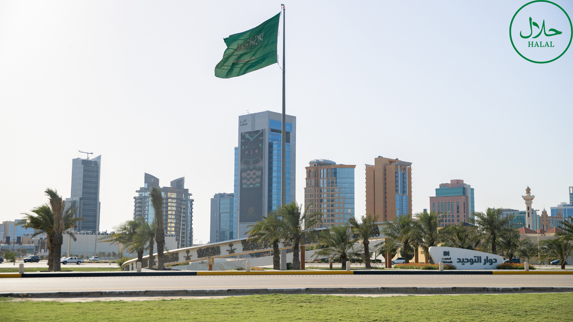 Moderne skyline met Saoedische vlag in Riyad – halal vakantie Saoedi-Arabië