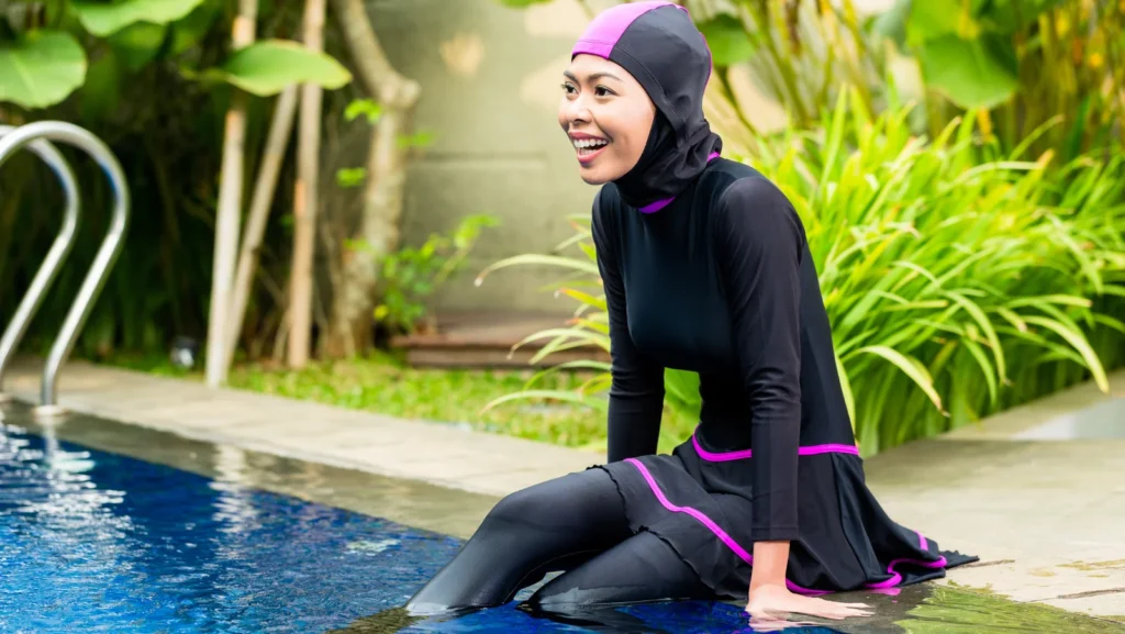 Moslima in burkini bij zwembad – 100% halal vakantie