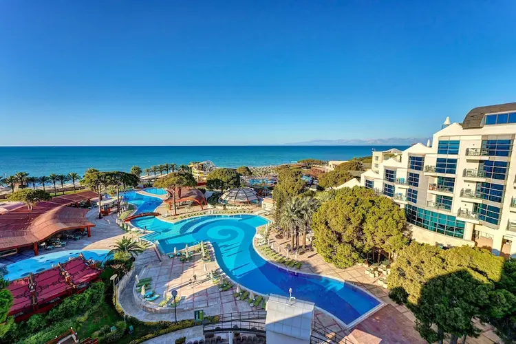Panoramisch uitzicht op Cornelia De Luxe Resort Belek met zwembad en zeezicht – halal all inclusive Titel:
