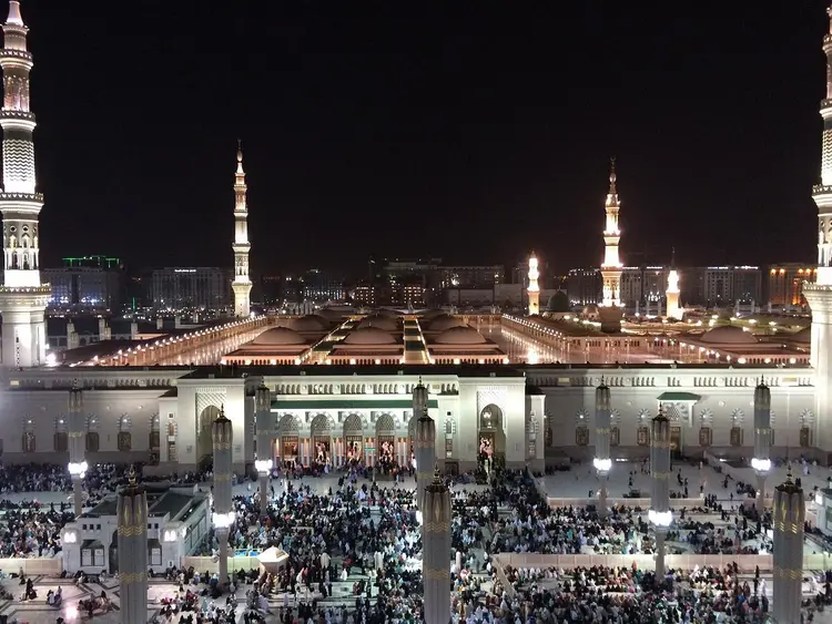 Panoramisch uitzicht op Masjid an-Nabawi vanuit hotelkamer – Halalvakantiegids.nl