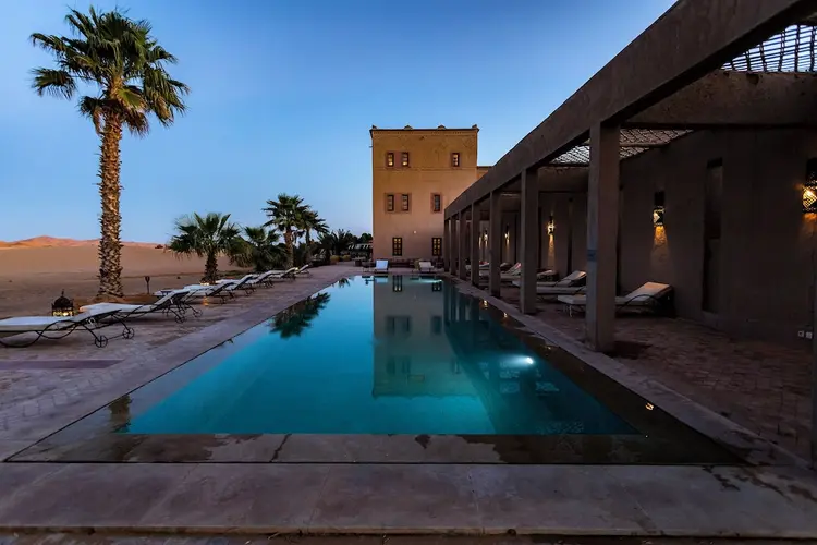 Hotel Kanz Erremal Merzouga – boerkini toegestaan hotel in Sahara Marokko met privé zwembad en halal maaltijden.