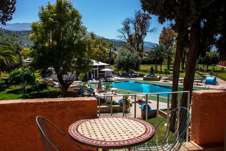 Burkini-vriendelijke hotels in Béni Mellal-Khénifra – Hotel Ouzoud zwembad en tuin | HalalVakantieGids.nl