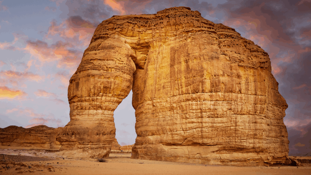 Elephant Rock in Al-Ula bij zonsondergang.
