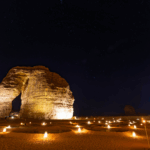 Elephant Rock in Al-Ula verlicht onder de sterrenhemel.