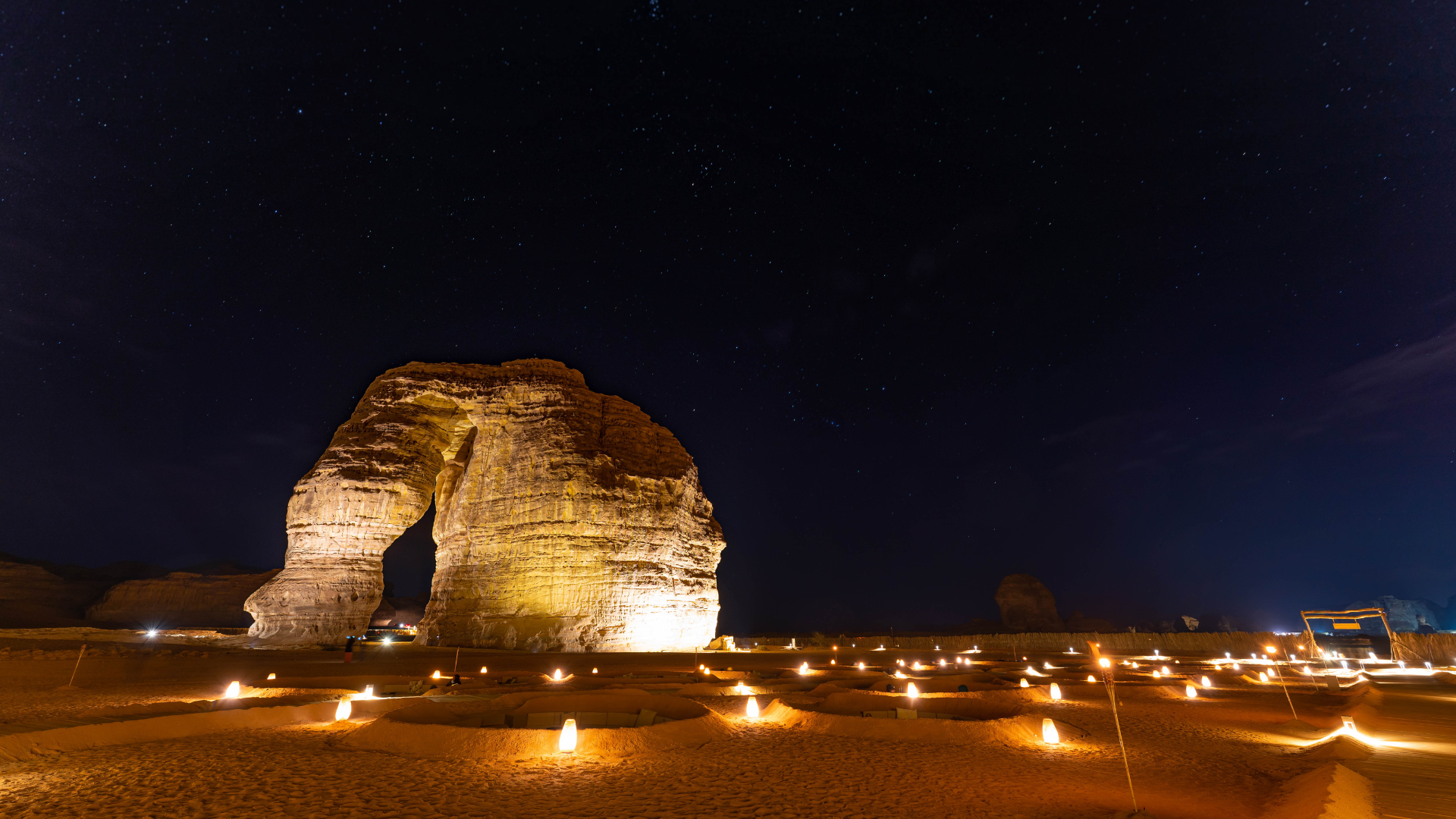 Elephant Rock in Al-Ula verlicht onder de sterrenhemel.