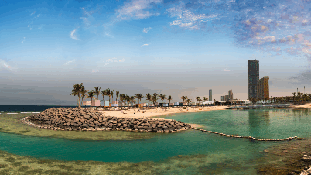 Strand en skyline van Jeddah langs de Corniche aan de Rode Zee