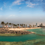 Strand en skyline van Jeddah langs de Corniche aan de Rode Zee