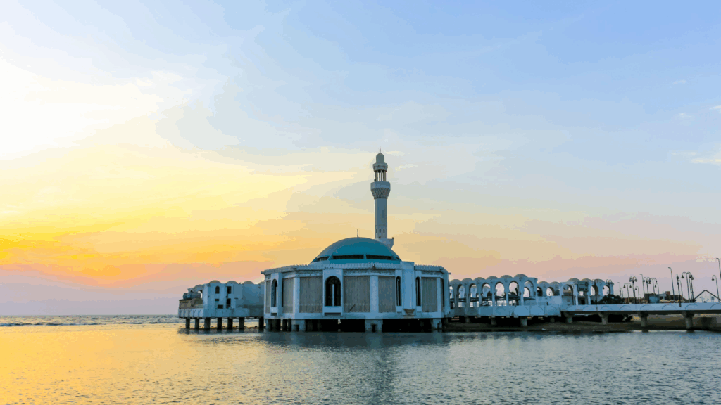 Al-Rahmah Moskee drijvend op de kustlijn van Jeddah bij zonsondergang