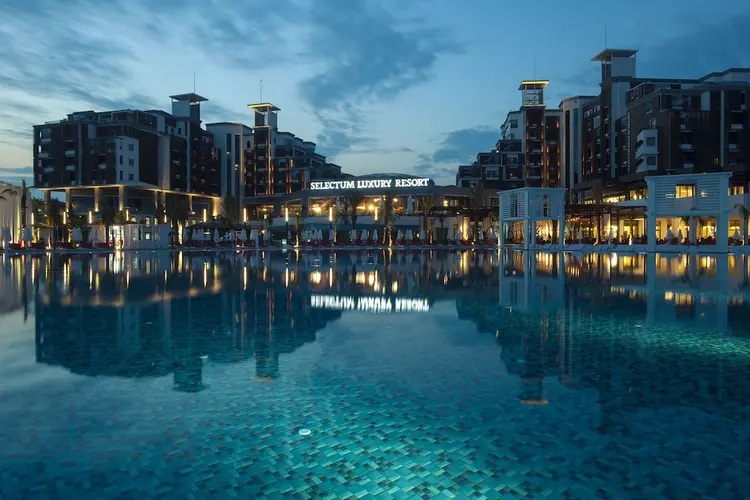 Selectum Luxury Resort, luxe halalvriendelijk resort in Belek met nachtverlichting en groot zwembad