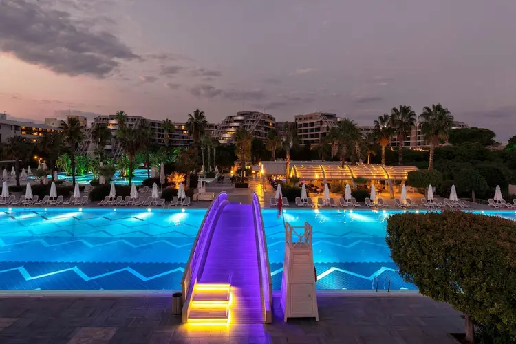 Luxe zwembad bij zonsondergang in Susesi Luxury Resort Belek – halalvriendelijk all inclusive hotel