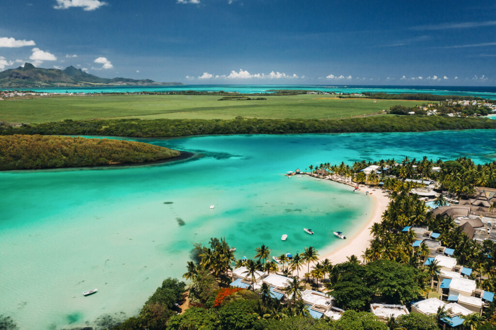 Luchtfoto van halal strandresorts aan de oostkust van Mauritius met turquoise water