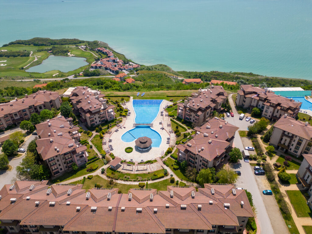 Luchtfoto van halal resort met zwembad aan het Sapanca meer