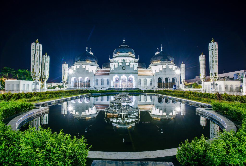 Nachtfoto van de Baiturrahman Grand Mosque in Indonesië – populaire halal bestemming in Azië.