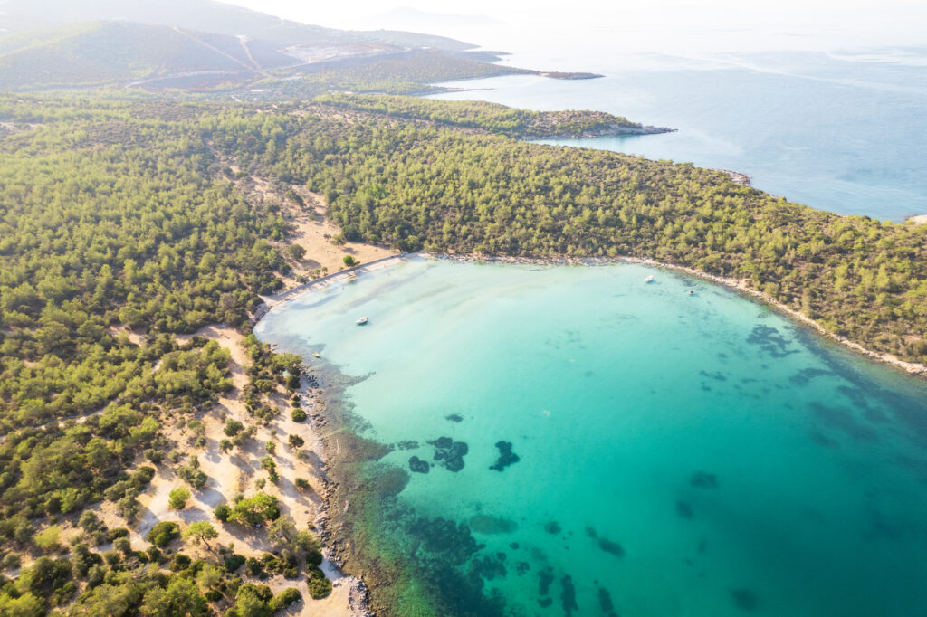 Azuurblauwe baai aan de Egeïsche kust van Turkije