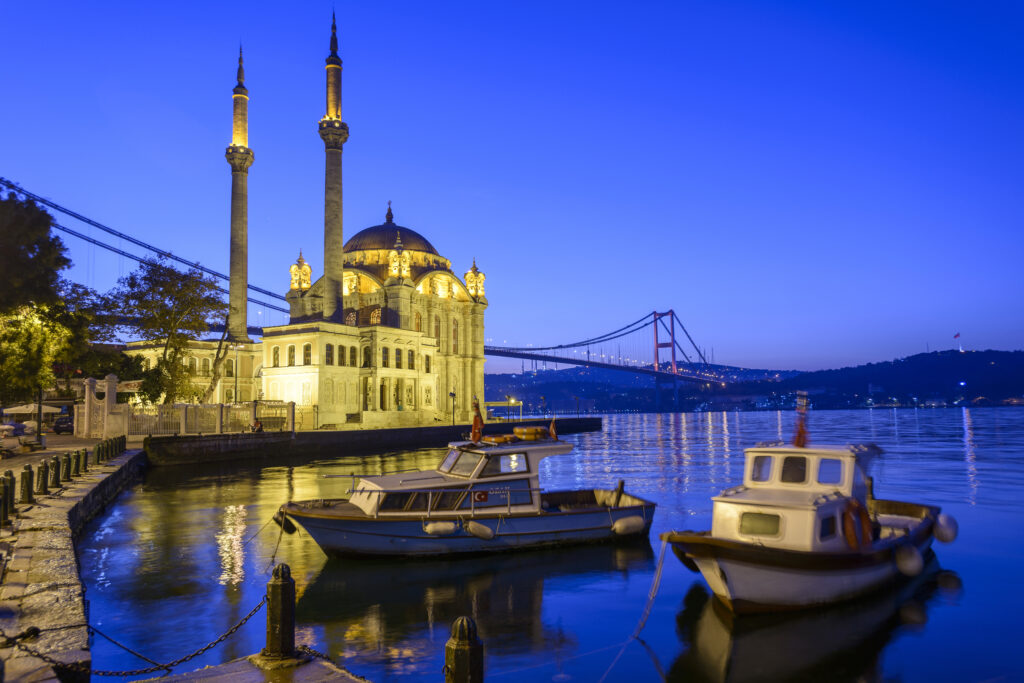 Ortaköy Moskee en Bosporusbrug bij zonsondergang in Istanbul