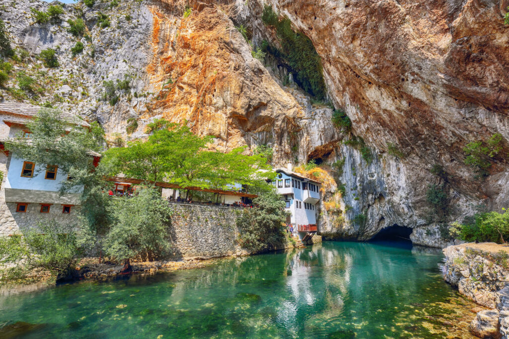 Tekija klooster Blagaj aan de Buna rivier – 100% halal bestemming Bosnië | Halalvakantiegids.nl