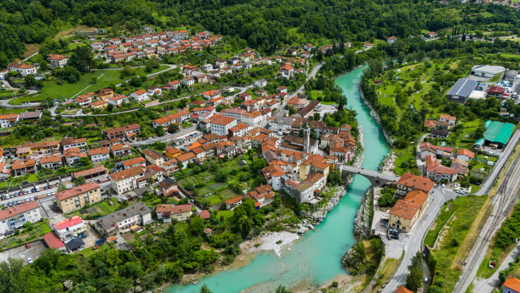 Luchtfoto van stad en rivier – 100% halal bestemming Bosnië | Halalvakantiegids.nl