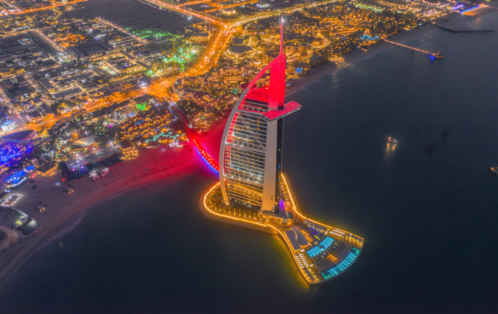 Skyline van Dubai met Burj Khalifa bij zonsondergang – halal bestemming VAE.