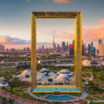Het Dubai Frame met uitzicht op de skyline – halal bestemming Midden-Oosten.
