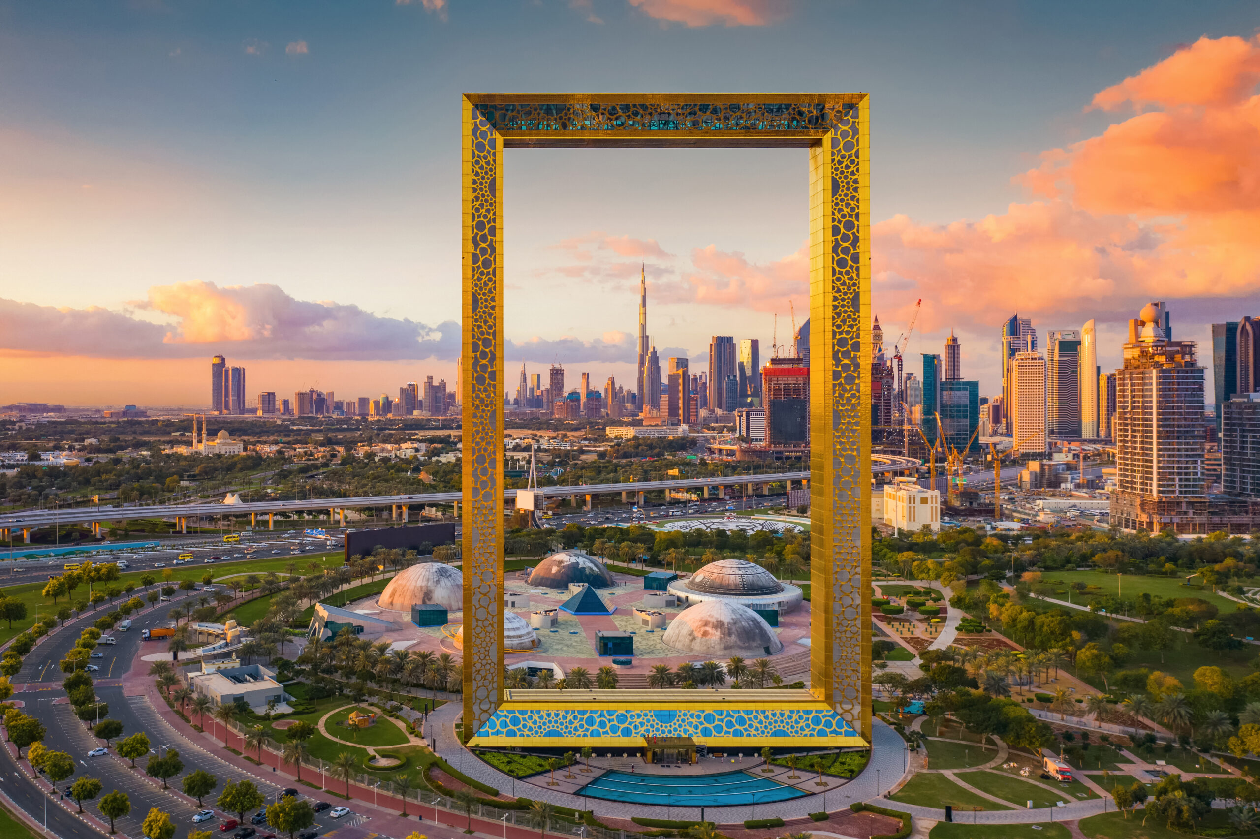Het Dubai Frame met uitzicht op de skyline – halal bestemming Midden-Oosten.