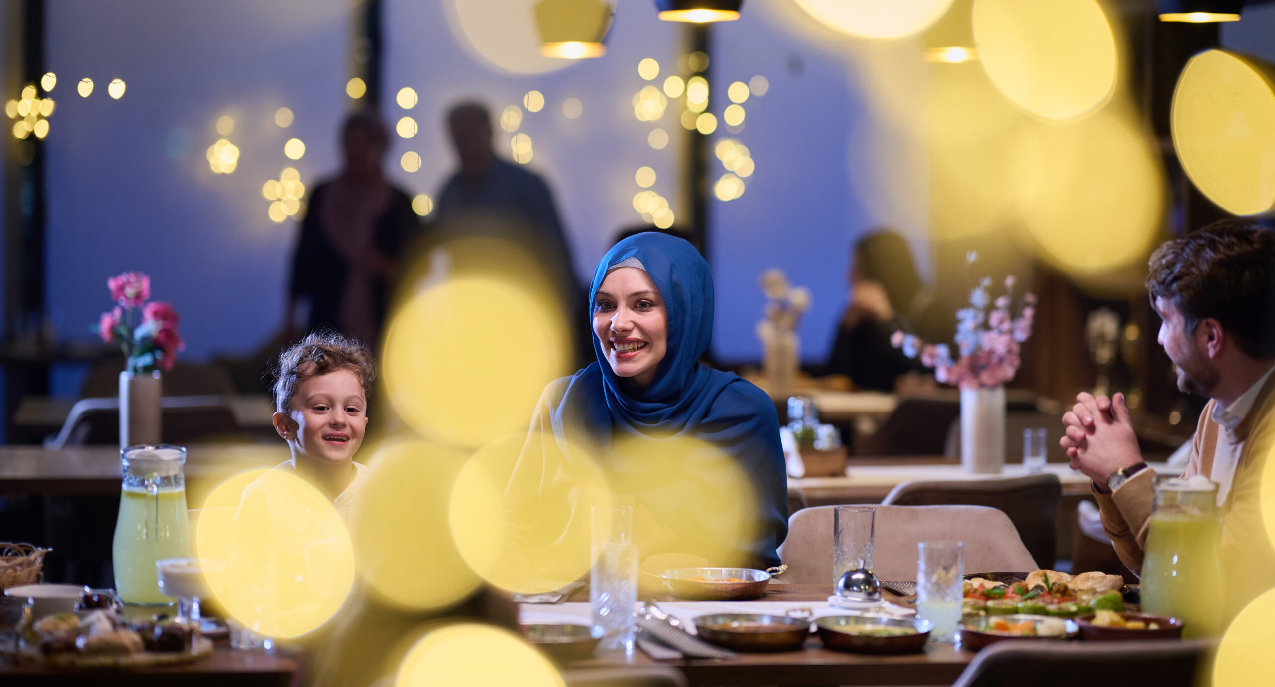 Islamitische familie geniet van halal diner – 100% halal vakantie